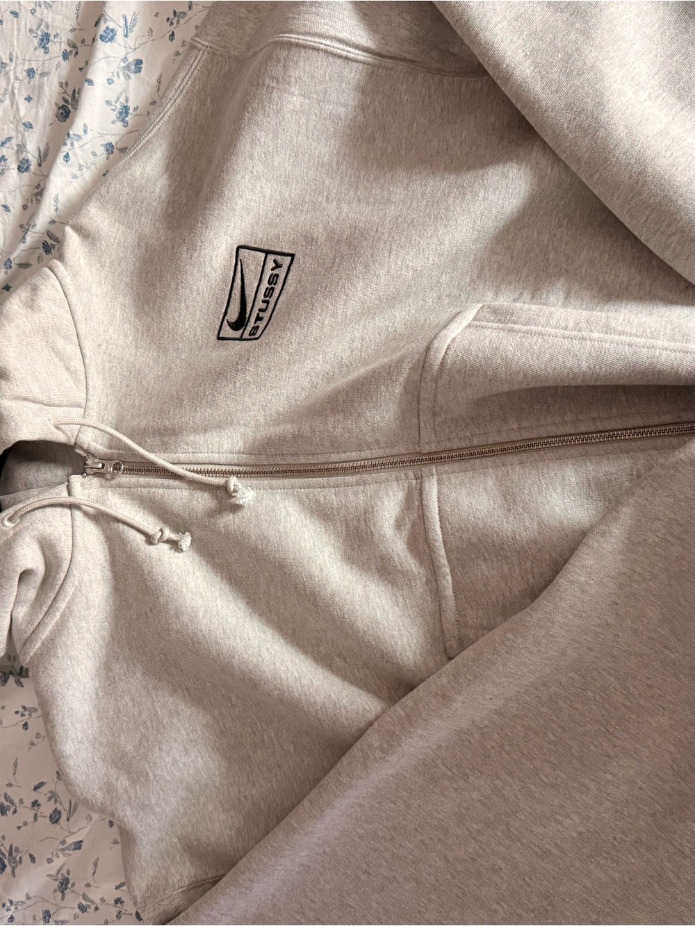 Stussy Nike Light Gray Full-Zip Hoodie with Logo Patch - Picture 2 of 9